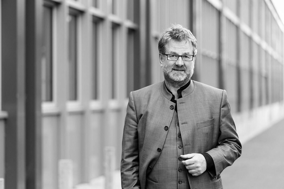 Portrait photo Prof. Dr. Carsten Busch