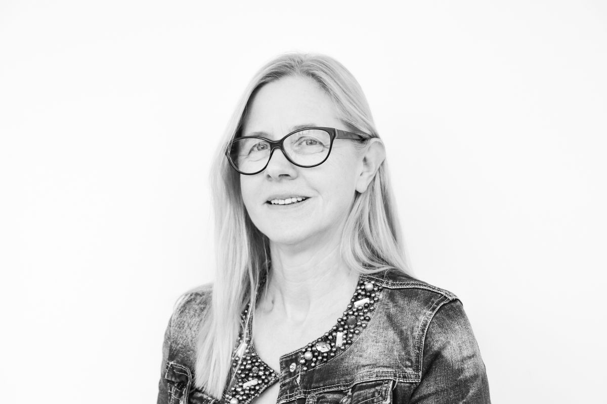 Potrait of Prof. Dr. Monika Schreiner. You can see her head up to her shoulders. She wears dark glasses and has blond hair which goes over her shoulders.