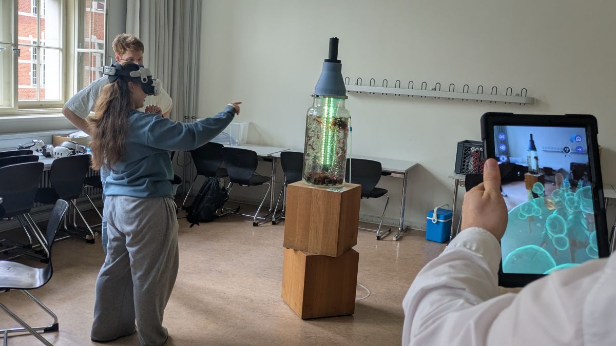 Schüler:innen erkunden beim food4future-Workshop das Mixed-Reality-Exponat „Food Visions XR“ zur urbanen Algenkultivierung. ( © A. Fricke, IGZ)