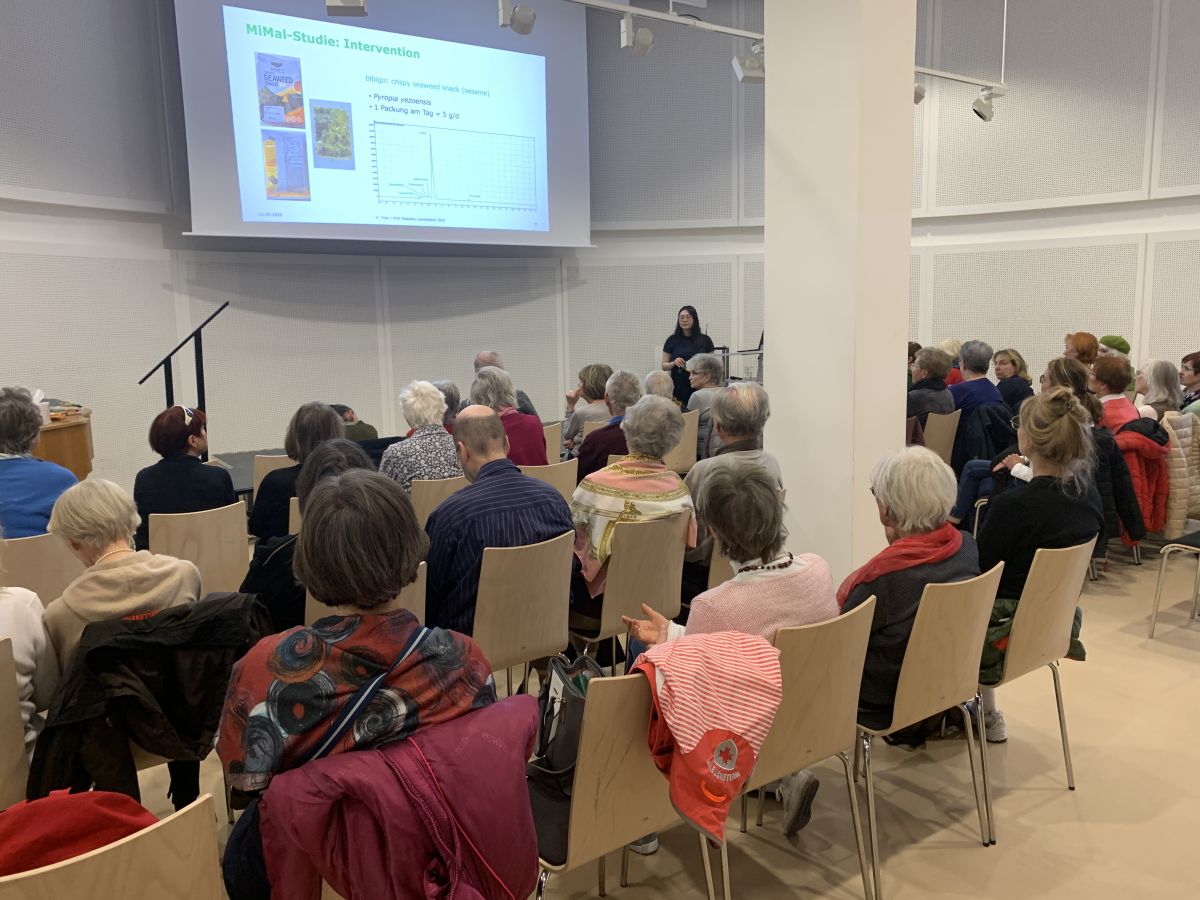  Teilnehmende verfolgen den Vortrag zu Algen im Rahmen des Lunchpaket-Formats in Potsdam (© Dagmar Altenhoener) 