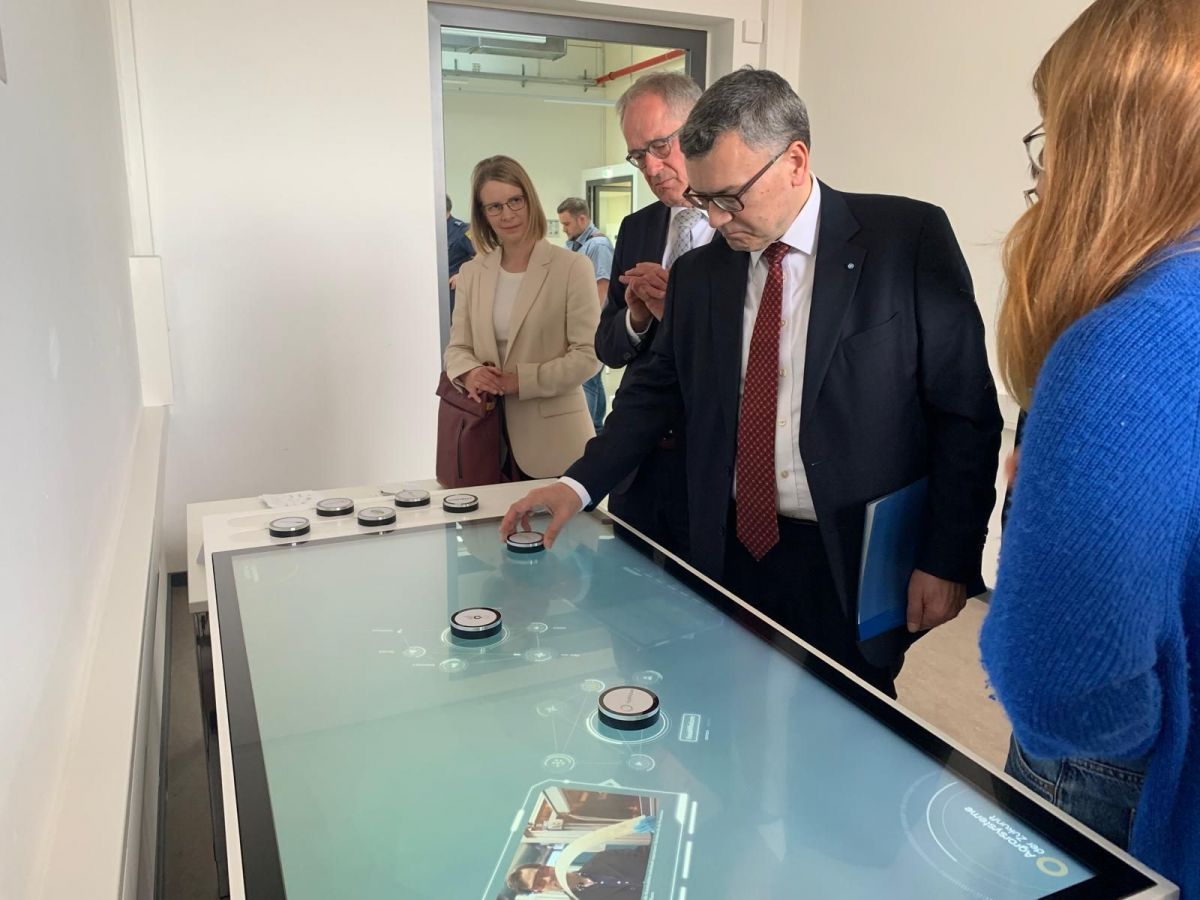 Von links: Dr. Nicole Kaiser (Kanzlerin der Universität Bayreuth), Dr. Stefan Leible (Präsident der Universität Bayreuth)und Dr. Florian Hermann am Multitouch-Tisch (Foto: Campus Kulmbach)