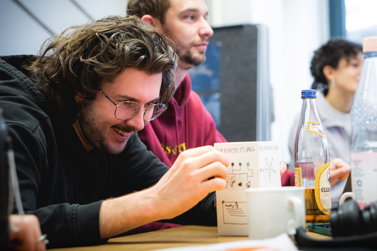 Jonah Duderstädt (Student des Studiengangs Industrial Design) vor der Ausstellung „Forschung und Design“ in der SaarowTherme. (Foto © A. Fricke, IGZ)