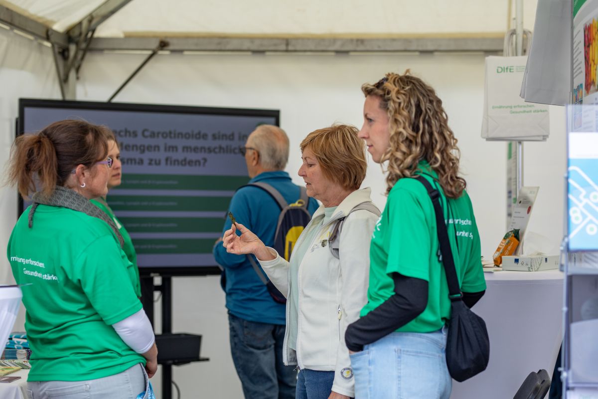 Wie gut kann der Körper Nährstoffe aus Algen aufnehmen? Dr. Daniela Weber gab am DIfE-Stand Einblicke in aktuelle Forschung zur Nährstoffverfügbarkeit. (© C. Schrandt, DIfE)